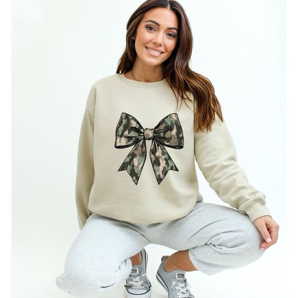 Cute Coquette Camo Bow Crewneck Sweatshirt In Sand For Women Gift Idea - Picture 1 of 2